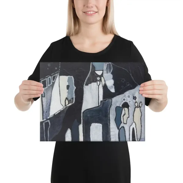 Leinwanddruck abstraktes Gemälde Formen und Linien in Blautönen und Elfenbein Farben Person hält Leinwand