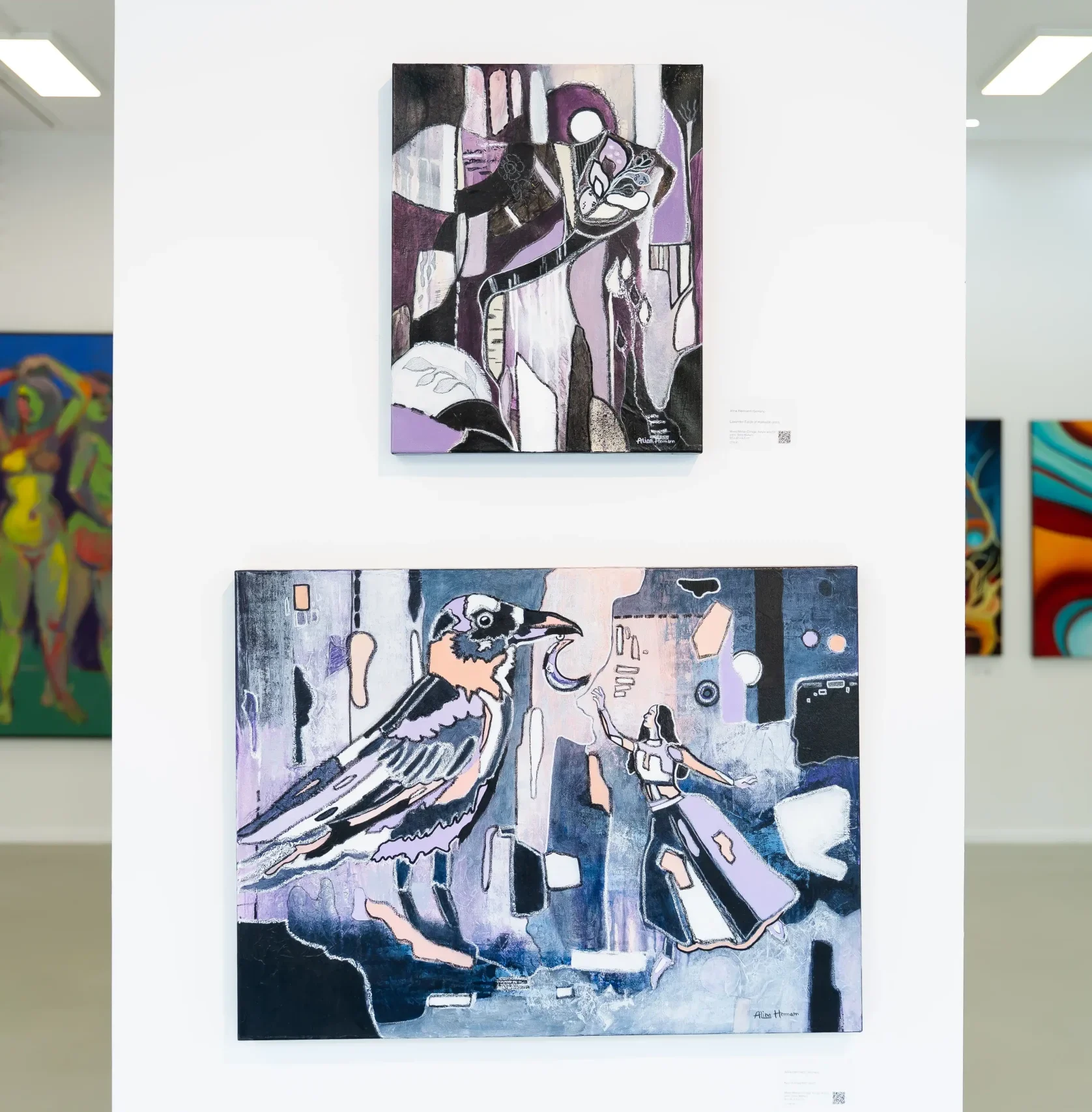 Zwei Kunstwerke auf Leinwand der Künstlerin Alina Hermann auf einer Kunstausstellung in Berlin