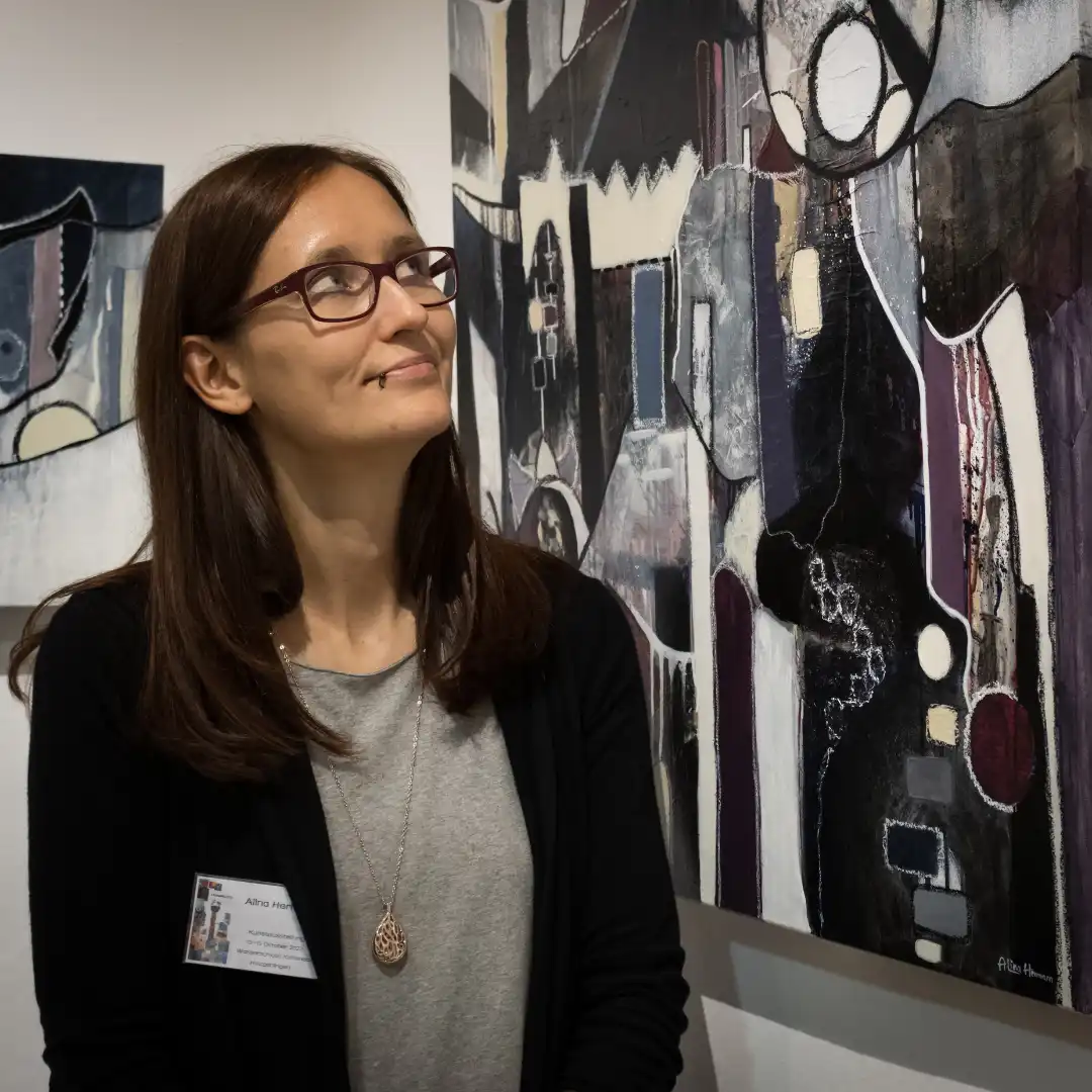 Alina Hermann steht vor Kunstwerk My Kingdom auf der Kunstausstellung Fragmente in Holzgerlingen