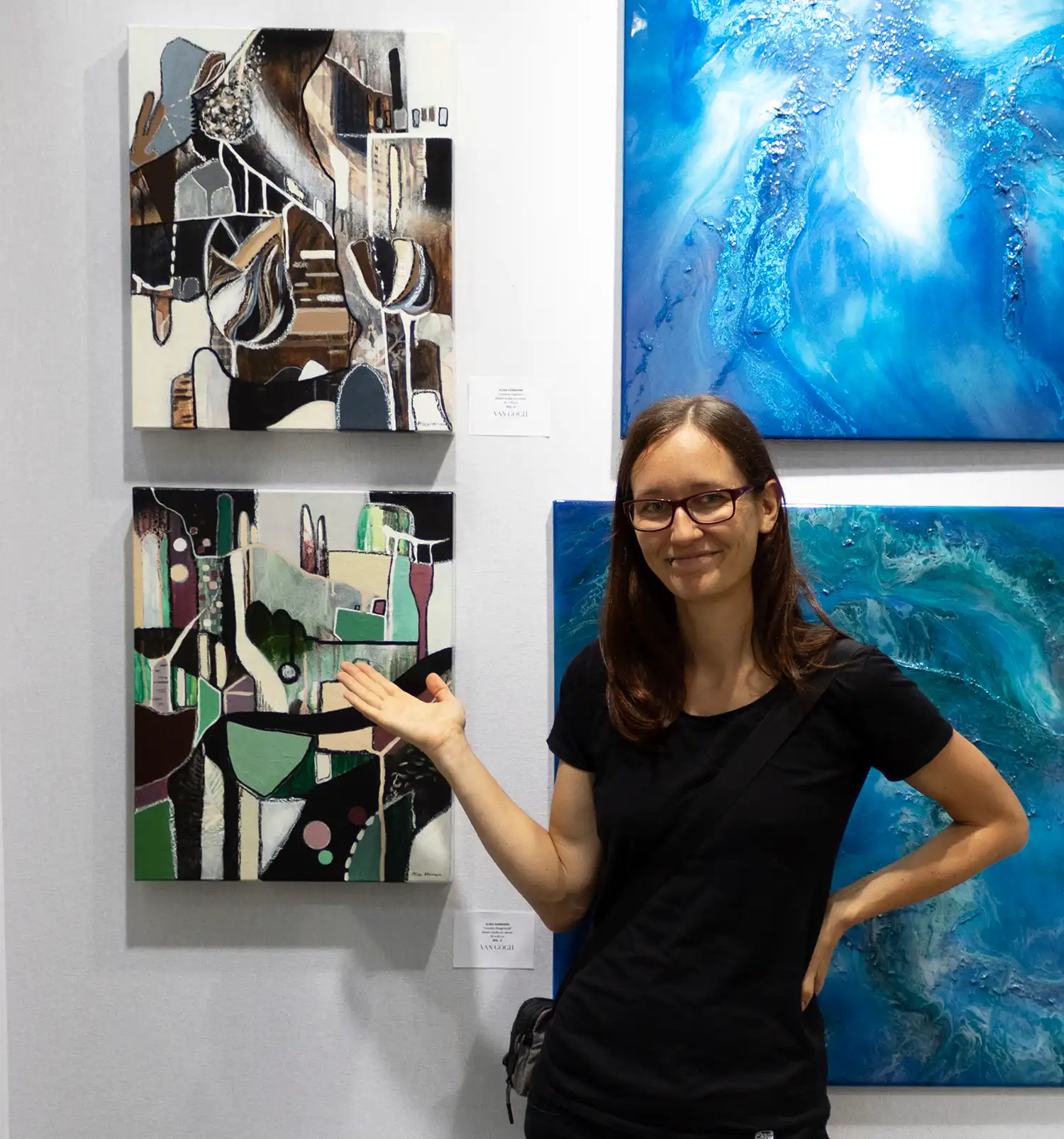 Alina Hermann und zwei ihrer Bilder auf der Kunstmesse in Luxemburg